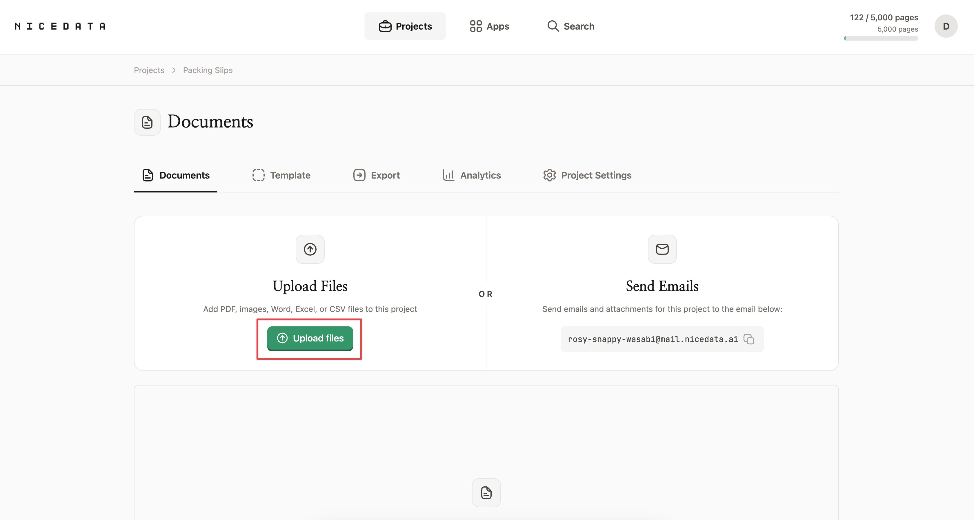 La pagina Documenti di NiceData con due opzioni affiancate: a sinistra un'area di caricamento drag-and-drop con il pulsante Upload files evidenziato, a destra un indirizzo e-mail univoco del progetto per inviare gli allegati.