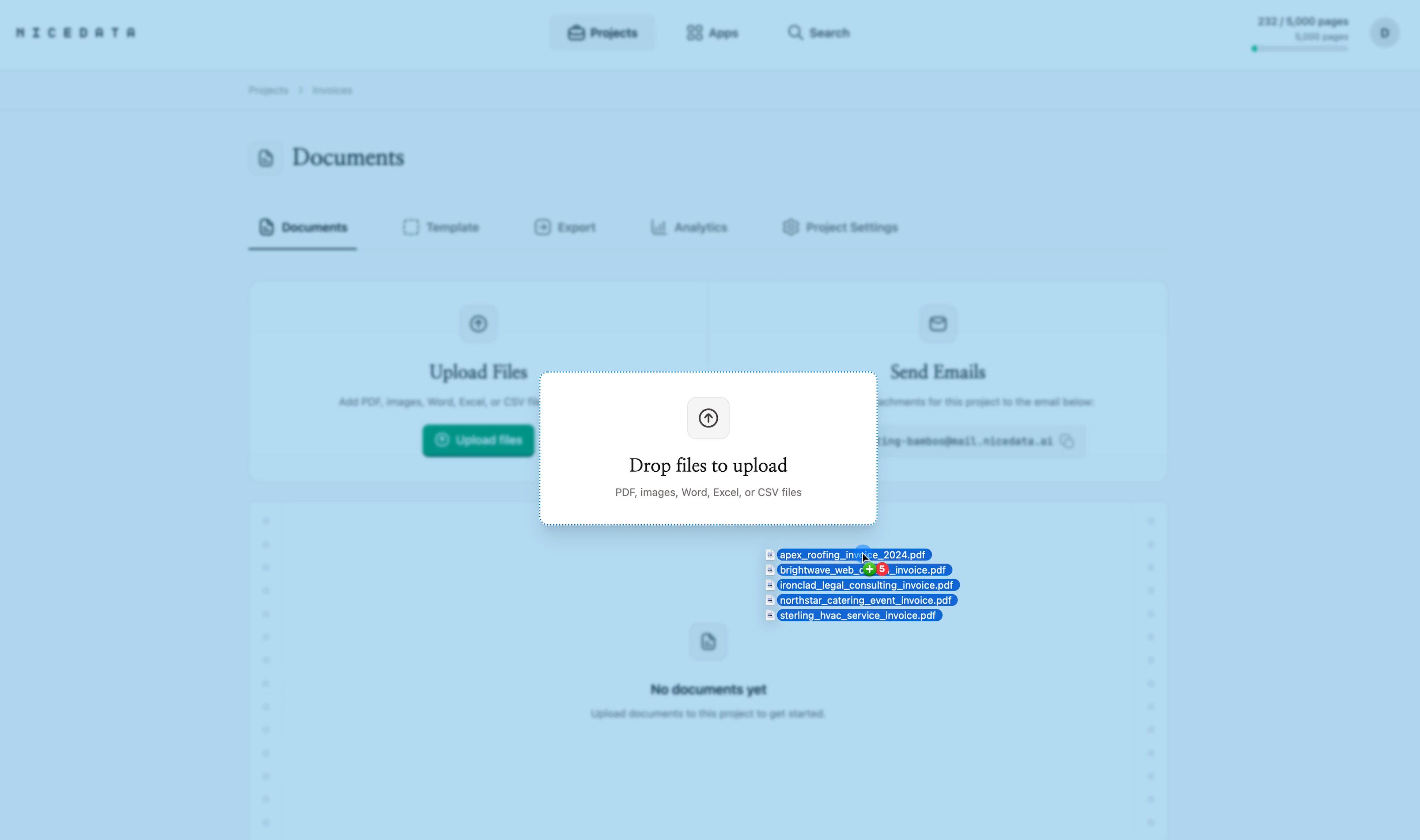La page Documents de NiceData avec plusieurs fichiers glissés dans la zone de téléversement, à côté de l'adresse e-mail unique du projet affichée à droite pour envoyer des pièces jointes.